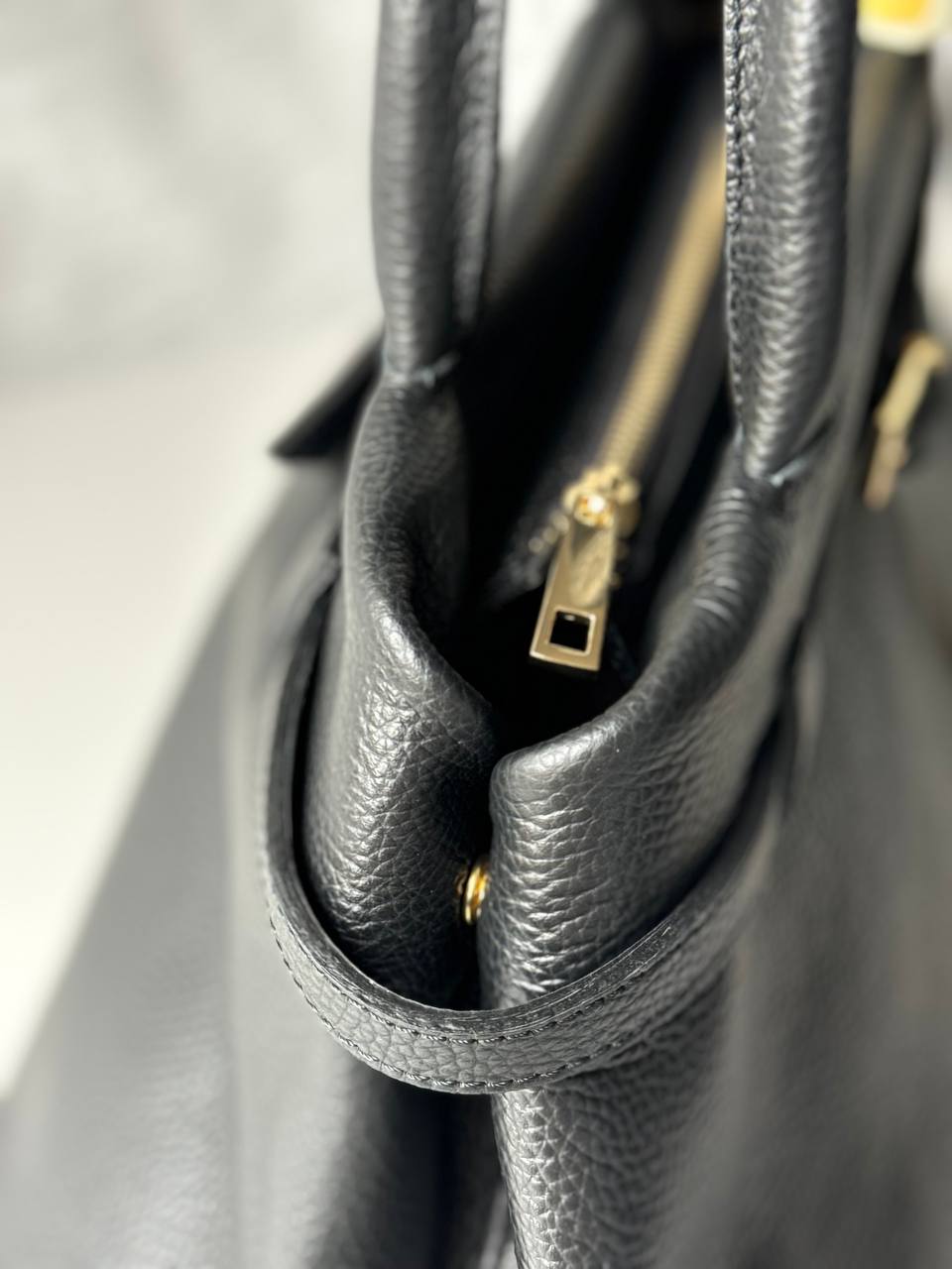 borsa con manico e tracolla