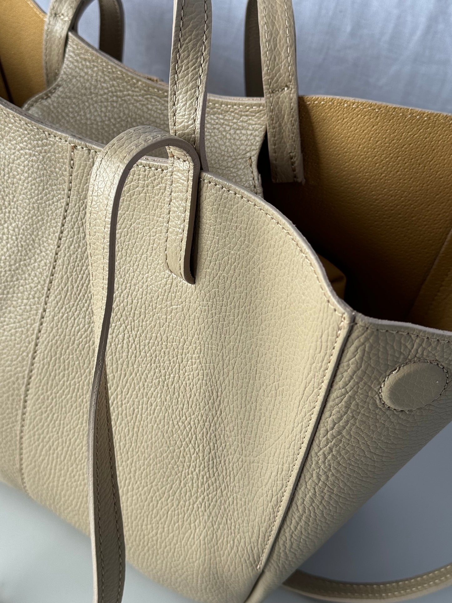 Borsa con doppio manico in pelle
