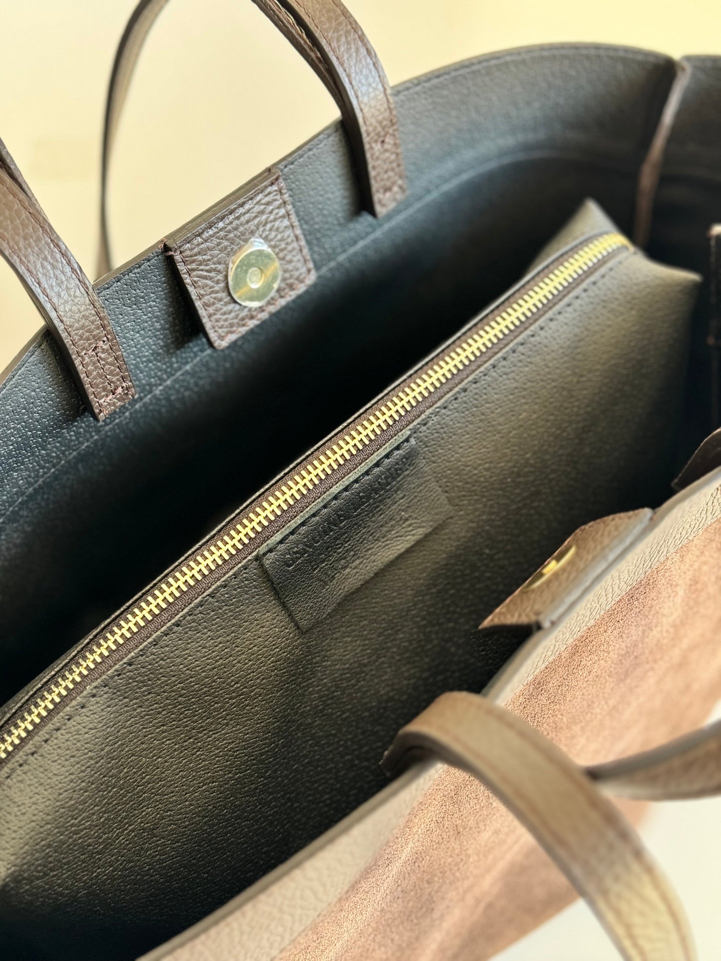 Borsa con doppio manico in pelle scamosciato