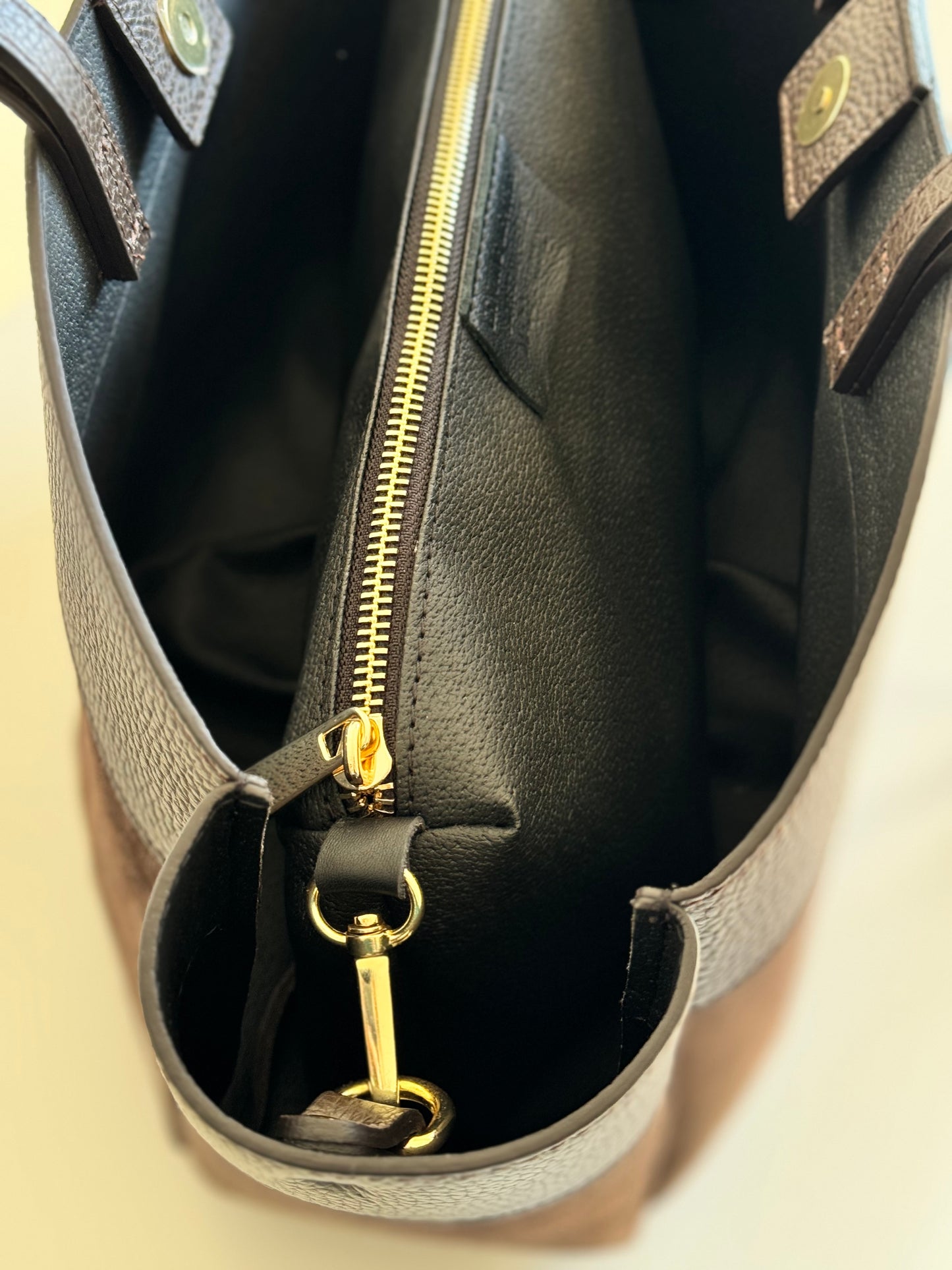 Borsa con doppio manico in pelle scamosciato