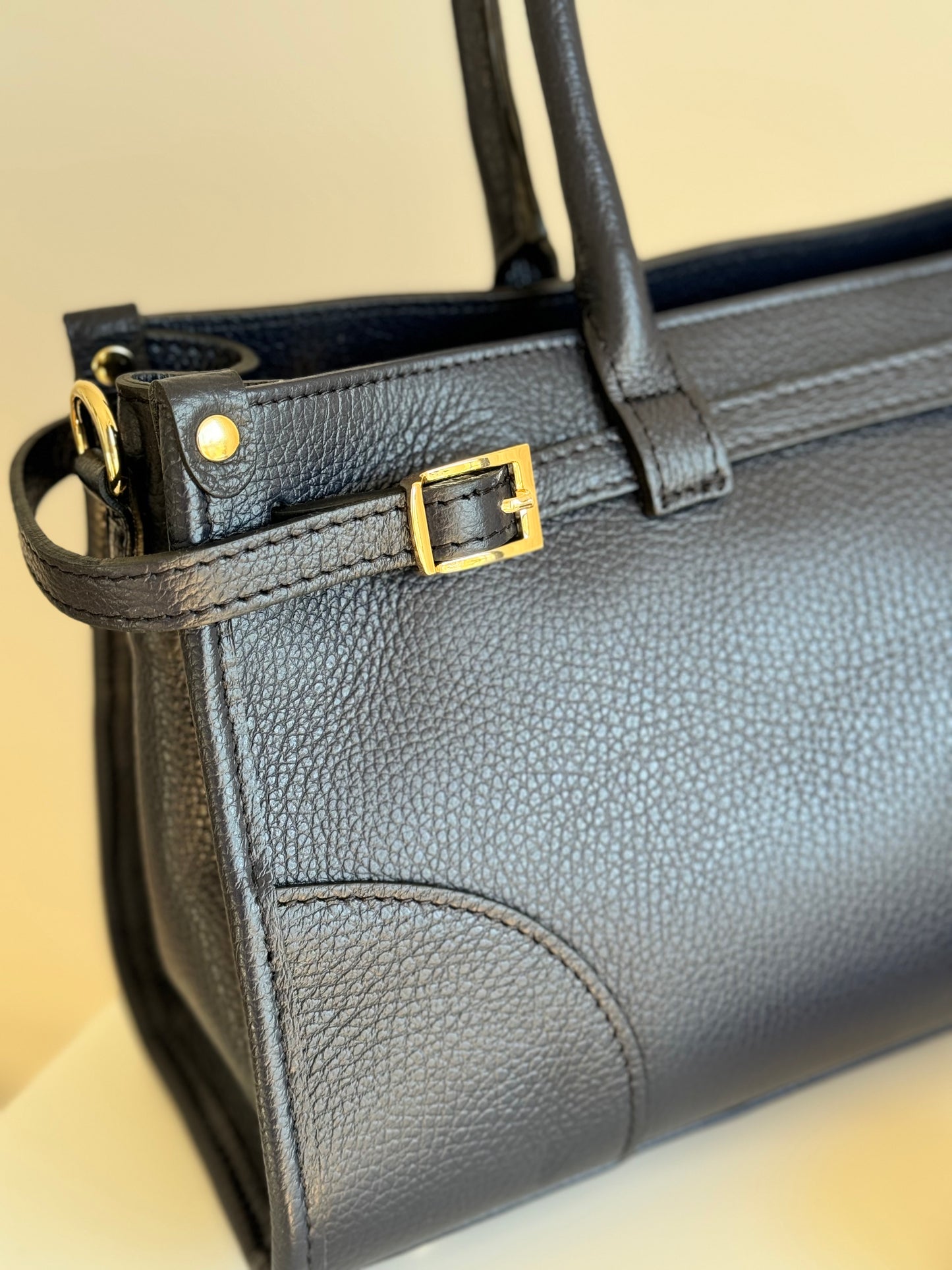 borsa con manico e tracolla